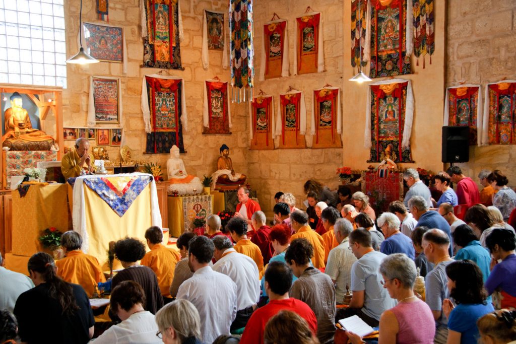 La communauté réunie dans le temple de Bordeaux autour du maître, le vénérable Dagpo Rimpoché